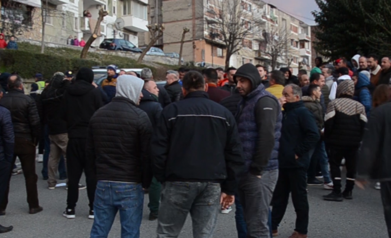 PAMJET/ Dhjetëra qytetarë në Gramsh në protestë kundër rritjes së çmimeve, bllokohen rrugët kryesore