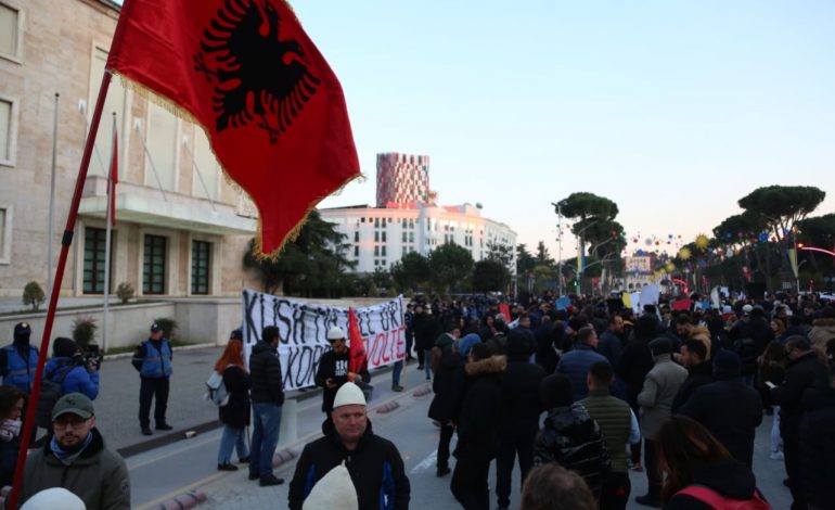 DITA E TRETË E PROTESTËS PËR ÇMIMET/ Qytetarët para Kryeministrisë: Kush mbjell uri, do korrë revoltë!