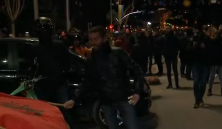 E FUNDIT/ Rritja e çmimit të naftës, protestuesit para kryeministrisë bllokojnë rrugën