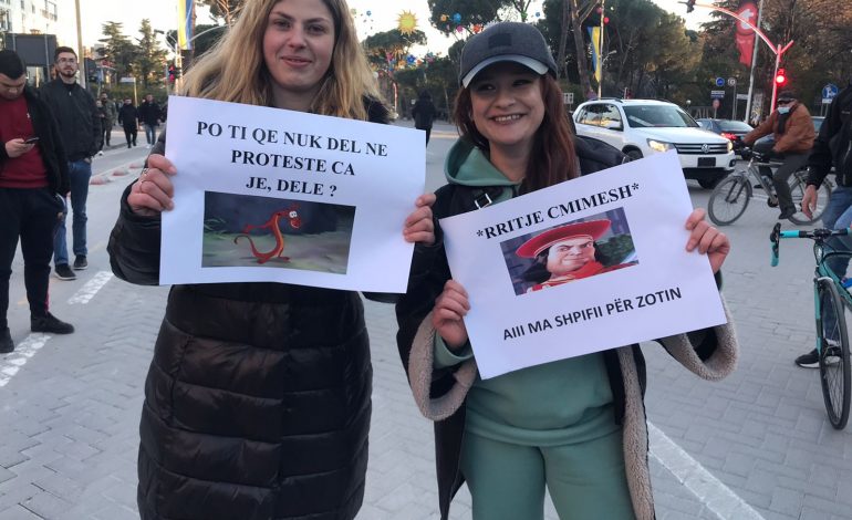RRITJA E ÇMIMEVE/ Mbahet dita e tretë e protestës në Tiranë, qytetarët mblidhen para Kryeministrisë