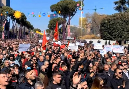 PROTESTA KOMBËTARE/ Qytetari i drejtohet Edi Ramës: Profesioni yt është hajdutëria