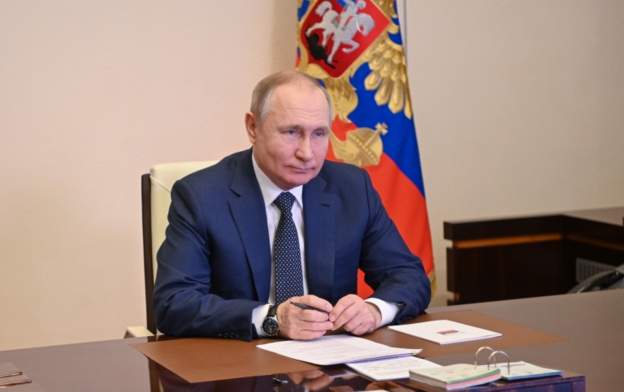 “OPERACION SPECIAL USHTARAK NË UKRAINË”/ Putin nënshkruan projektligjin, dënim me burg për “lajmet e rreme”