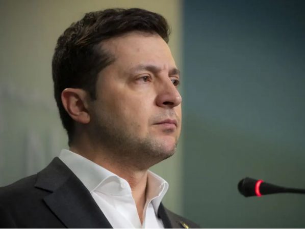 EMOCIONE DHE LOT/ Fjalimi Churchillian i Zelensky-it prek zemrat e deputetëve britanikë, nuk pushojnë duartrokitjet