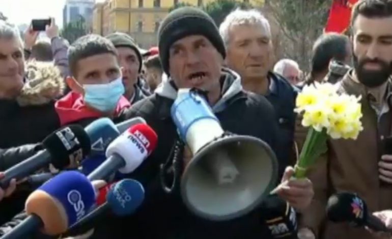 NIS PROTESTA/ Mesazhi i qytetari: Kam ardhur t’u sjell lule policëve që kanë ndihmuar Ramën… (PAMJET)
