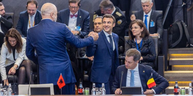 RAMA NË SAMITIN E NATO-S/ Momenti kur shtrëngon duart me presidentin francez dhe Stoltenberg (PAMJET)