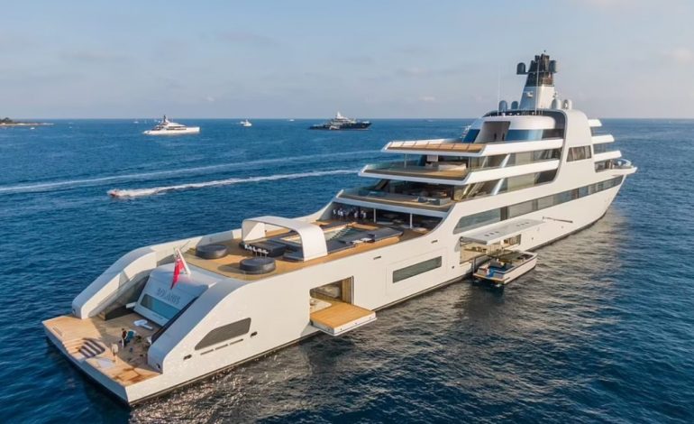 JAHTI I ABRAMOVICH NË SHQIPËRI? Reagon Ministria: Është nisur nga Mali i Zi dhe po…