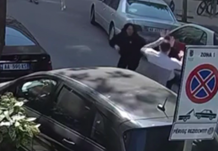 MAKTH PËR VAJZAT/ Momenti kur i riu sulmon me grushte këmbësoret në mes të ditës në Tiranë (VIDEO)