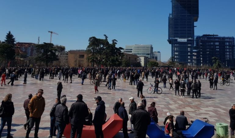 QYTETARËT MARSHOJNË DREJT KRYEMINISTRISË/ Nis protesta për rritjen e çmimit të naftës (PAMJET)