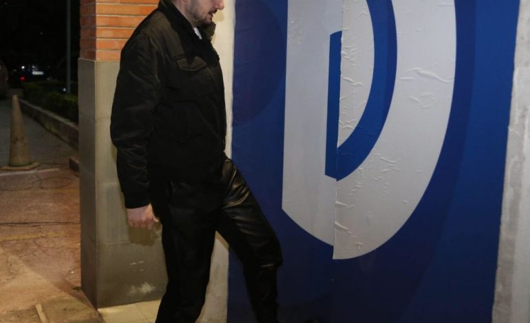 HAP DERËN ME KËMBË/ Ervin Salianji HABIT me veshjen në mbledhjen e Kryesisë së PD. Tuta dhe…