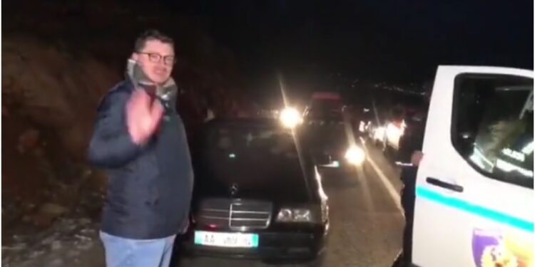 PROTESTA NË “RRUGËN E ARBRIT”/ Gazetarin e shoqërojnë në Polici, ja momenti (VIDEO)