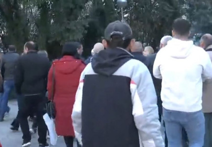 PAMJET/ Përfaqësues të “Foltores” tentojnë të futen në selinë e PD, por përballen me dyer të mbyllura