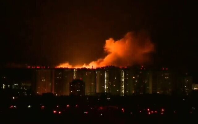 PAMJET E FRIKSHME/ Vijojnë shpërthimet e fuqishme në Odessa, momenti kur goditet me “breshëri” raketash nga rusët