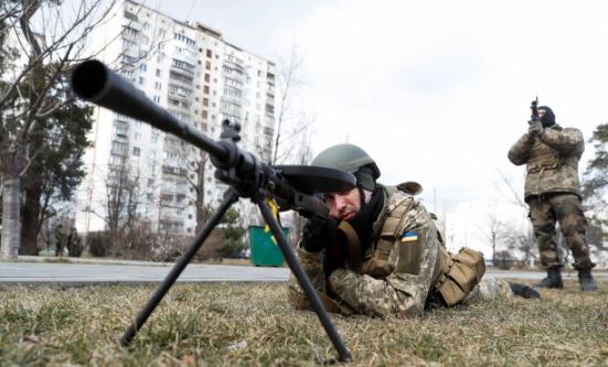 LUFTA/ Snajperi më vdekjeprurës në botë mbërrin në Ukrainë. Kush është 40 vjeçari