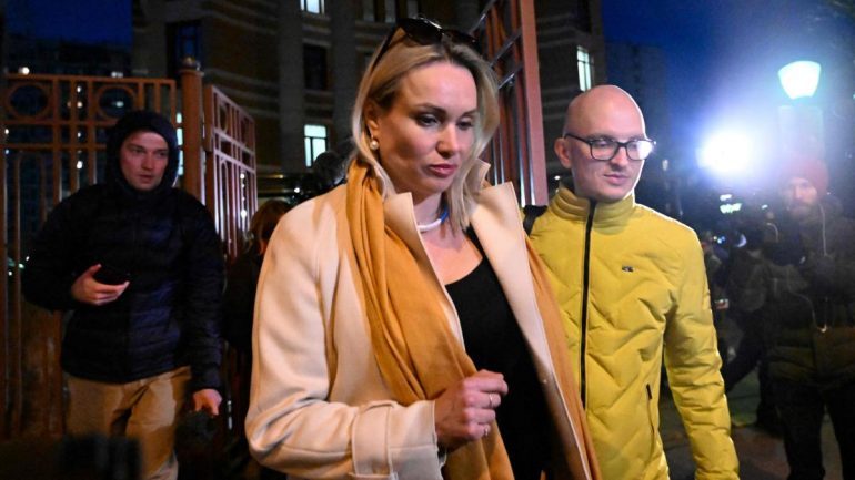TRADHTOI ATDHEUN/ Protestoi kundër luftës, gazetarja ruse akuzohet si spiune britanike: Para ngjarjes telefonoi…