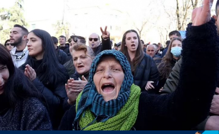 “NJË VEND I VOGËL…”/ Protesta në Tiranë jehonë në mediat e huaja. “Daily Mail” publikon fotot, ja çfarë shkruan