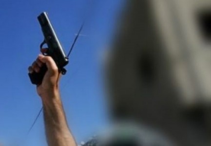 “KA TË SHTËNA ME ARMË”/ Telefonata anonime alarmon policinë, reagojnë uniformat blu: Ja si qëndron e vërteta