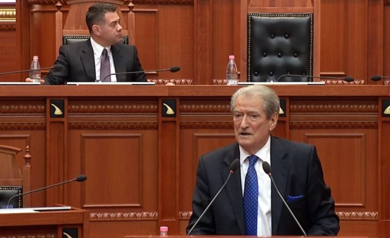 DEBATI/ Ahmetaj: Theve embargon e naftës. Berisha: Ecni mbi kufoma. Ndërhyn edhe Spiropali