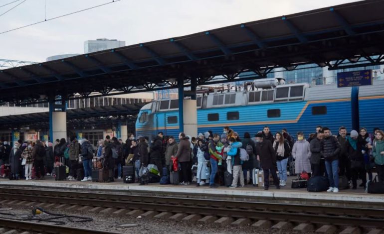 LUFTA NË UKRAINË/ Forcat ruse sulmojnë trenin me refugjatë, ja sa janë vrarë dhe plagosur