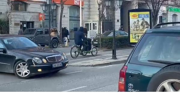 FOTOLAJM! Rritja e ÇMIMIT të naftës, shikoni me çfarë është duke shkuar në protestë qytetari në Tiranë
