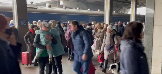 “SHANSI I FUNDIT PËR T’I SHPËTUAR LUFTËS”/ Të vegjël e të moshuar vrapojnë për një vend të lirë në tren drejt paqes (VIDEO)