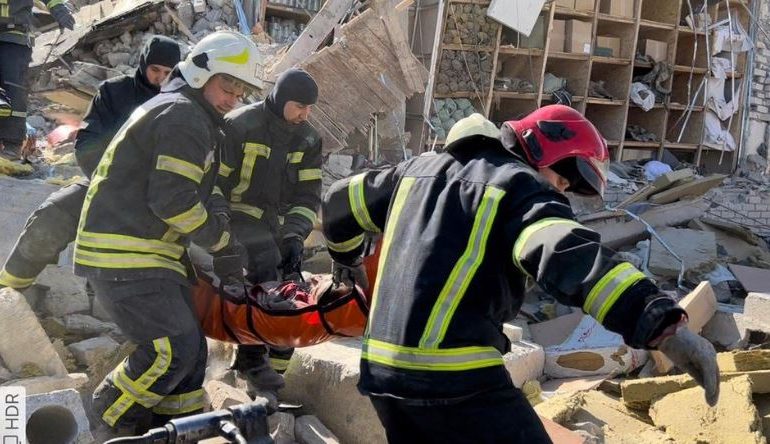 RËNDOHET BILANCI/ Shkon në 12 numri i viktimave nga sulmi në ndërtesën qeveritare në Mykolaiv