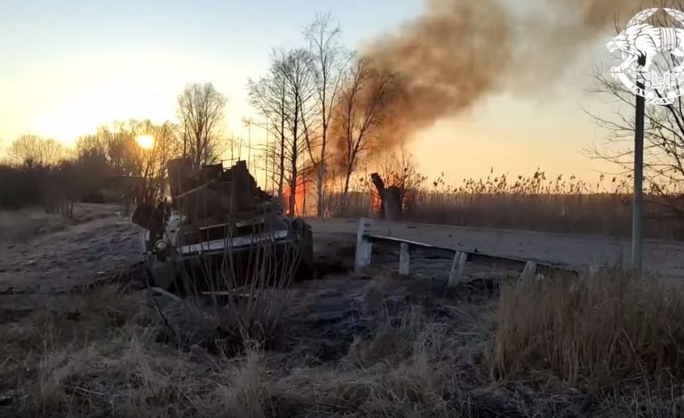 RIKTHEHEN “UJQËRIT” E UKRAINËS/ Tanke të dërrmuara e ushtar të eliminuar, si i zunë pritë rusëve