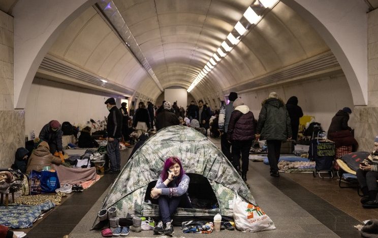 PAMJET E TRISHTA/ Familjet ukrainase strehohen në tunelet e metrove për t’i shpëtuar bombardimeve ruse