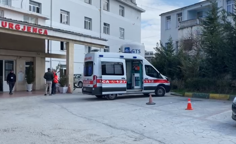 E RËNDË/ Plagoset me thikë një 22-vjeçar në Fier, ja gjendja e tij shëndetësore