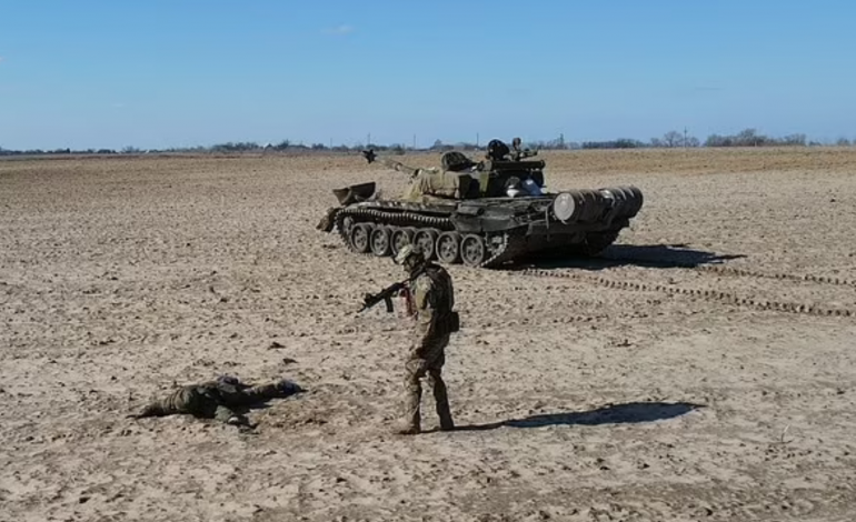 SHOKËT E BRAKTISËN, KOMANDANTI E KËRCËNOI/ Ky është momenti kur ushtari rus i dorëzohet ukrainasve me gjithë tank në këmbim