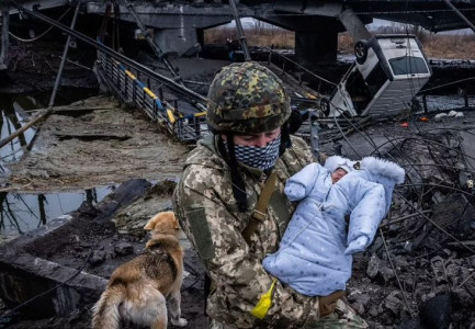SULMET RUSE/ Foshnja e porsalindur shpëtohet nga ushtari ukrainas mes bombardimeve, pamjet që dëshmojnë mizorinë