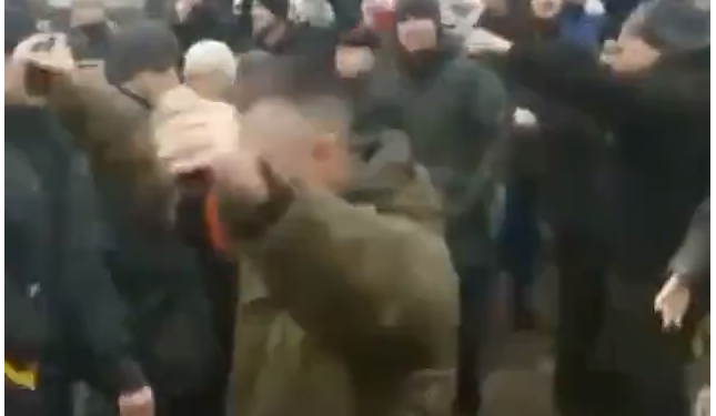 “TURP, TURP…”/ Ushtari RUS mban 2 granata në duar ndërsa ecën mes ukrainasve duke kërkuar që ata të dorëzohen