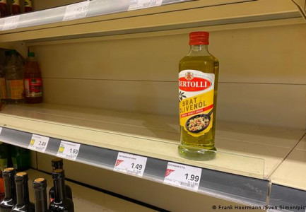 VAJ LULEDIELLI DHE BUNKERË/ Gjermania në frikë nga lufta. Boshatisen raftet e supermarketeve