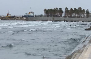 MOT I KEQ NË VLORË/ Pezullohet lundrimi në det, anulohet edhe linja e tragetit për në Brindisi