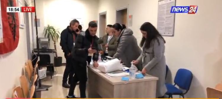 ZGJEDHJET E PJESSHME/ Mbyllet qendra e votimit në Vorë, policia merr në ruajtje kutitë