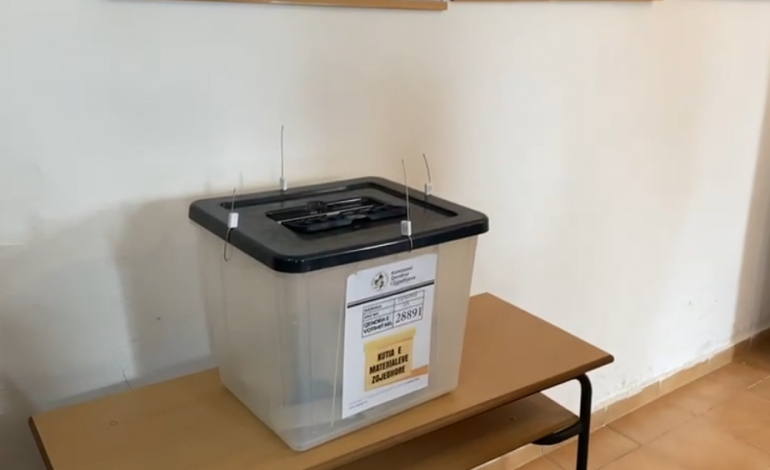 ZGJEDHJET/ Radhë në qendrën e votimit në Vorë e Marikaj, ja sa persona votojnë në Gërdec