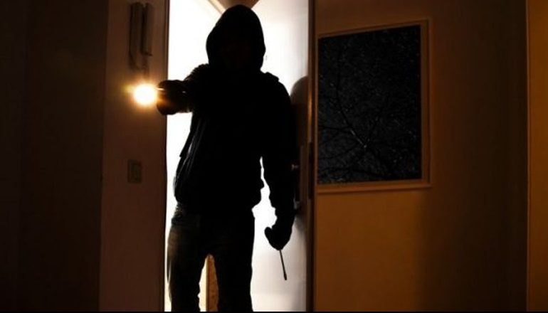 E PËSON KEQ I RIU/ Grabiti me dhunë një familje në Kurbin, policia e kap “mat” (EMRI)