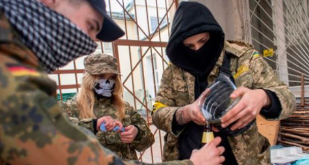 “KËTU I PRET MAKTHI”/ Ukrainasit përgatisin 10 mijë koktej molotov: Gati t’ua hedhim rusëve
