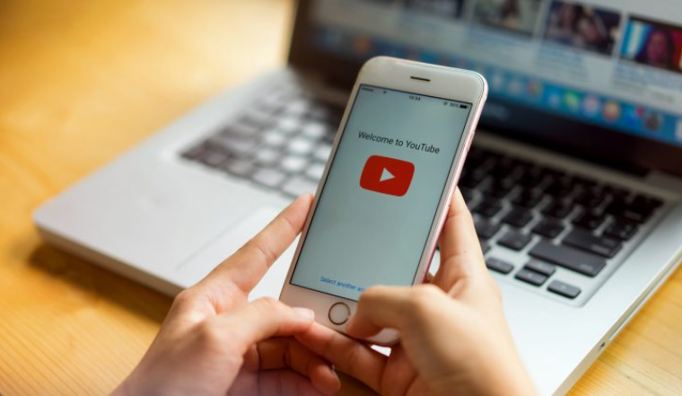 RUSIA MERR GODITJEN E RADHËS/ YouTube bllokon kanalet e mediave të financuara nga shteti në mbarë botën