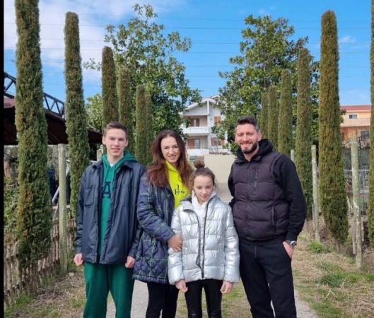 MIKPRITJA SHQIPTARE NUK ZHGËNJEN! Familja e parë ukrainase STREHOHET në Tiranë