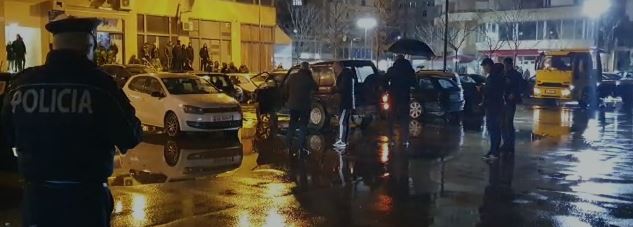 DETAJE NGA ATENTATI NË VLORË/ Autorët qëlluan me breshëri kallashnikovi nga një makinë në lëvizje