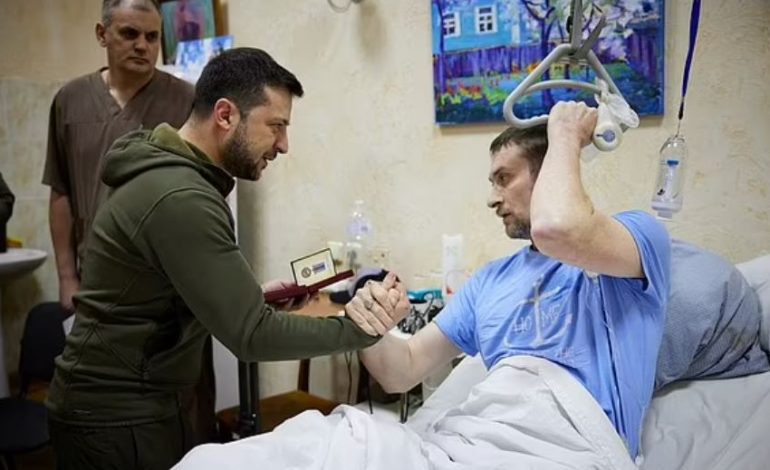 “DJEMA SHËROHUNI SHPEJT”/ Zelensky viziton ushtarët e plagosur në spital: Dhurata më e mirë për guximin tuaj…