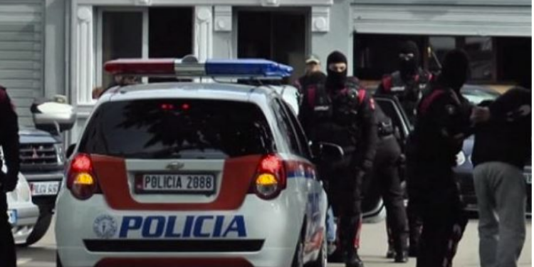 KËRCËNOI ME ARMË ZJARRI TRE PERSONA/ E pëson keq i riu në Pogradec, policia…
