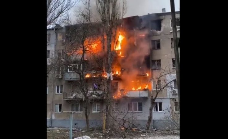PAMJET E TRISHTA/ Momenti kur qyteti ukrainas merr flakë nga bombardimet e rënda ruse