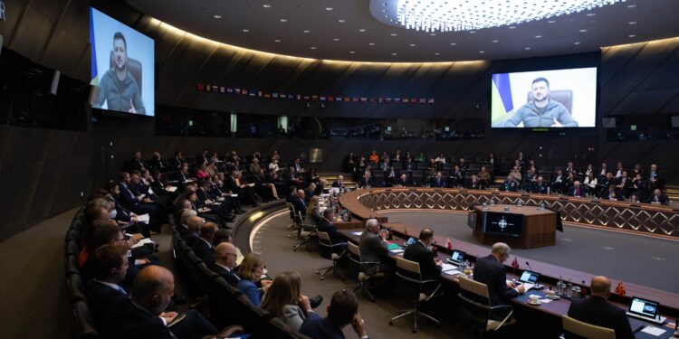 IRONI E HIDHUR NË SAMIT/ Zelensky: Pas një muaji lufte mos na thoni që ushtria jonë nuk i përmbush standardet e NATO-s