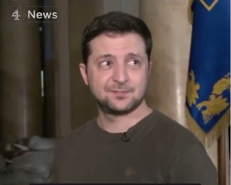 “S’MUND T’I TAKOJ FEMIJET”/ Momenti kur Zelensky lajmërohet për sulmin në Kiev, ndërpret intervistën: Kjo është Rusia