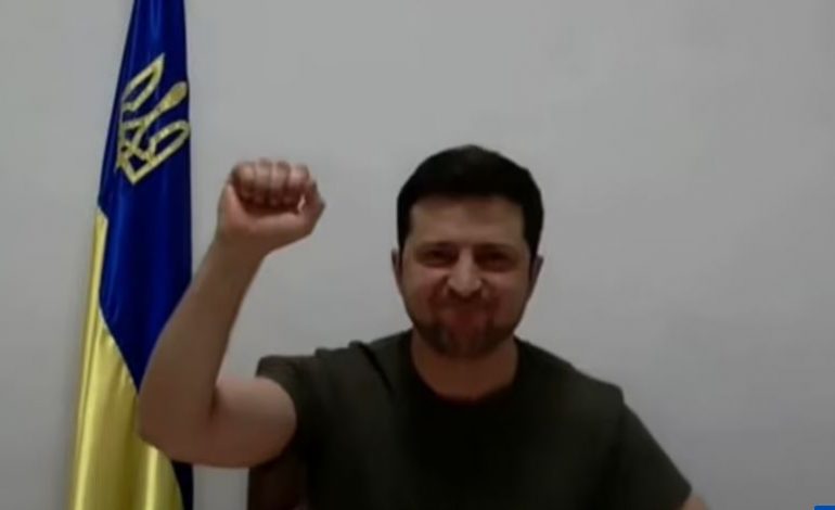 PËRSHËNDETJE HEROIKE/ Zelensky ngre grushtin, teksa eurodeputetët e duartrokasin e ngrihen të gjithë në këmbë