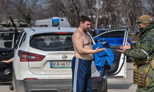 LUFTA/ Politikania ukrainase publikon fotot nga Mariupol: Pushtuesit rusë po i zhveshin burrat në rrugë për…