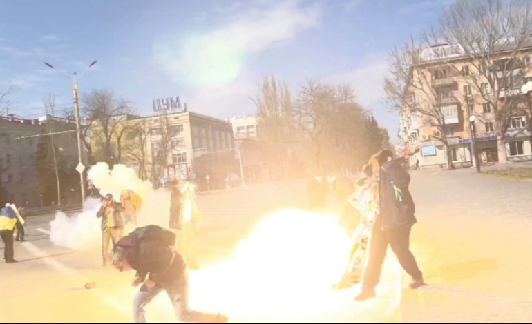 PAMJET SHOKUESE/ Ja momenti kur trupat ruse hapin zjarr ndaj protestuesve të paarmatosur në qytetin e pushtuar ukrainas