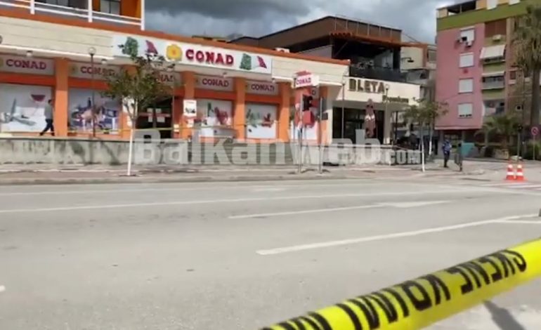 PAMJET/ Valixhja e dyshimtë në Fier, e gjithë zona e qendrës e rrethuar, ja pamjet nga vendi i ngjarjes
