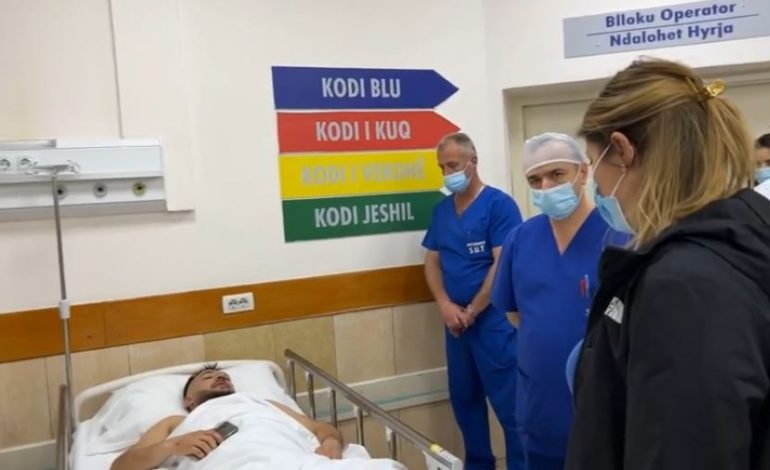 PAMJET/ Manastirliu mbërrin te Trauma, viziton të lënduarit nga aksidenti i ndodhur në Tiranë
